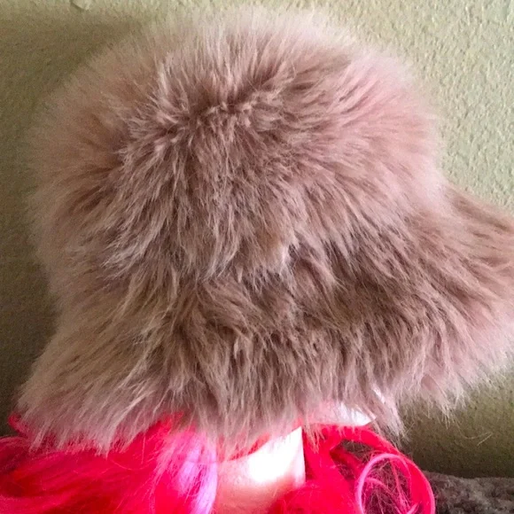 🟤Woman’s Cozy Faux Fur Pink Hat - Picture 1 of 4